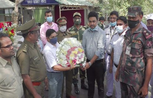 সূবর্ণজয়ন্তীতে হিলি সীমান্তে বিজিবি ও বিএসএফের মিষ্টি বিতরণ