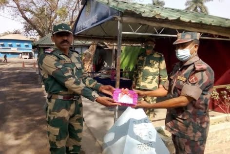 হিলি সীমান্তে বিএসএফ'কে বিজিবির মিষ্টি উপহার