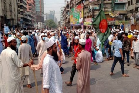 পল্টনে লাঠিসোটা নিয়ে হেফাজত নেতাকর্মীদের অবস্থান