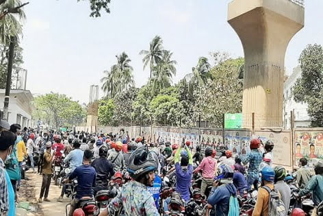 রাইড শেয়ারিং চালকদের মোটরসাইকেল নিয়ে রাস্তায় অবস্থান