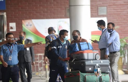 দুই হোয়াইটওয়াশের লজ্জা নিয়ে দেশে ফিরলেন টাইগাররা