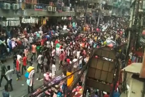 নিউমার্কেটে লকডাউন বিরোধী মিছিল (ভিডিও)