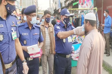 লক্ষ্মীপুরে করোনা মোকাবেলায় পুলিশের মাস্ক ও লিফলেট বিতরণ