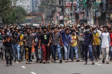 নিউমার্কেটে দোকান খুলতে মালিক-কর্মচারীদের বিক্ষোভ