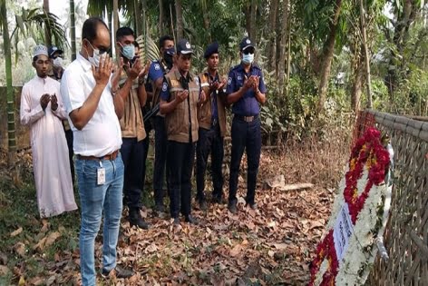 নুসরাতের কবরে পিবিআইয়ের ফুল, বাড়িতে দোয়া