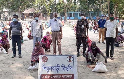 ফুলবাড়ী সীমান্তে বিজিবির খাদ্য সামগ্রী বিতরণ