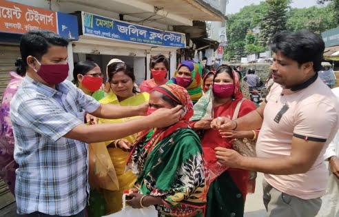 ফুলবাড়ীতে করোনা প্রতিরোধে যুব মহিলা লীগের মাস্ক বিতরণ