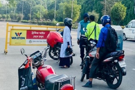 কঠোর লকডাউনের প্রথম দিনে রাস্তার মোড়ে-মোড়ে পুলিশের চেকপোস্ট