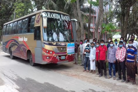 কুড়িগ্রাম থেকে ধান কাটতে ছুটছে শ্রমিকরা