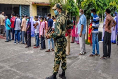 পশ্চিমবঙ্গে করোনার ভয়াবহতার মধ্যেই বিধানসভার ভোট হচ্ছে