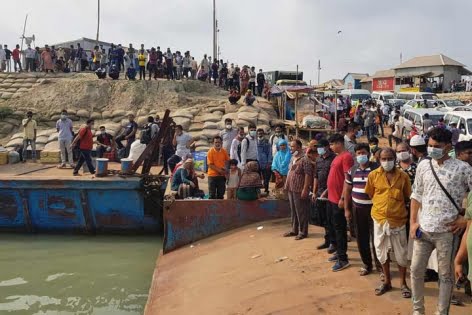 ফেরি ঘাটে আটকা পড়া যাত্রীদের বিশেষ বিবেচনায় পারাপারের সিদ্ধান্ত