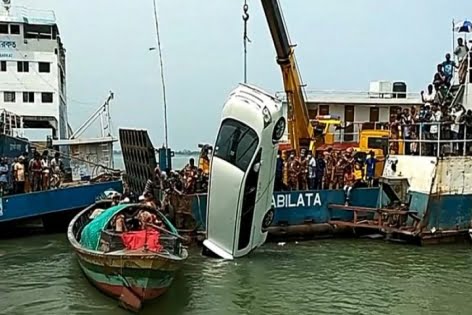 পন্টুন ছিঁড়ে নদীতে পড়ে যাওয়া মাইক্রোবাস উদ্ধার