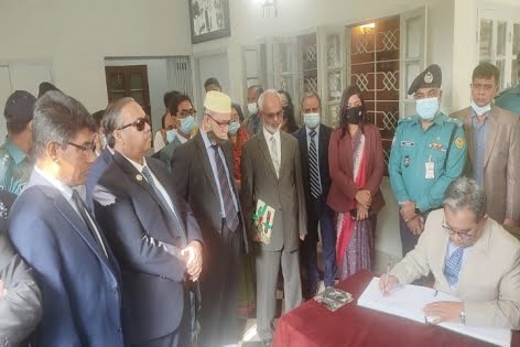 মৃত বঙ্গবন্ধু জীবিত বঙ্গবন্ধুর চেয়ে শক্তিশালী : প্রধান বিচারপতি