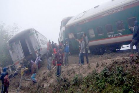 ট্রাক-ট্রেনের ধাক্কায় দিনাজপুরে রেল যোগাযোগ বন্ধ