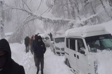 পাকিস্তানে ভয়াবহ তুষারপাতে গাড়িতেই ২১ জনের মৃত্যু