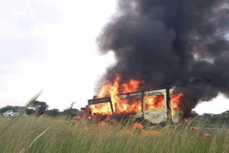 দ.আফ্রিকায় গাড়ির ধাক্কায় মিনিবাসে আগুন: নিহত ১৬