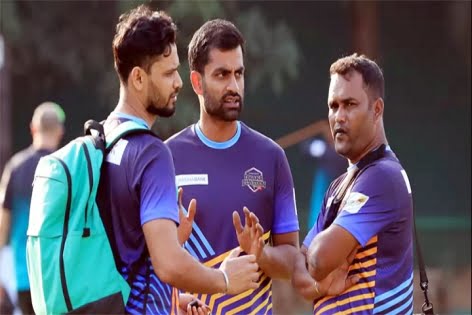 গুরুকে মাঠে পেয়ে উচ্ছ্বসিত শিষ্যরা