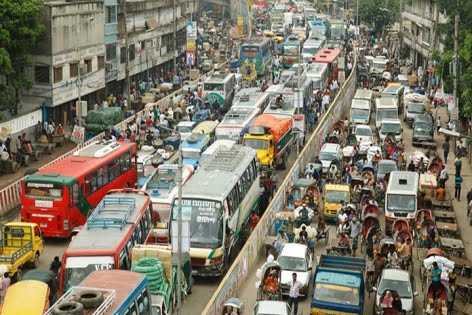 সড়কে যেনো আইন ভাঙার প্রতিযোগিতা