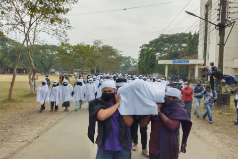 এবার কাফনের কাপড় পরে উপাচার্যের পদত্যাগ চাইলেন শাবি শিক্ষার্থীরা