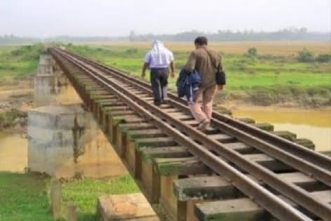 ফেইসবুকে ব্যস্ত থাকায় ট্রেনের ধাক্কায় এক যুবকের মৃত্যু