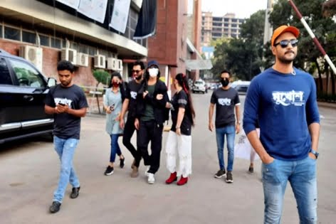 স্বামীকে নিয়ে হঠাৎ মিরপুর স্টেডিয়ামে পরীমণি