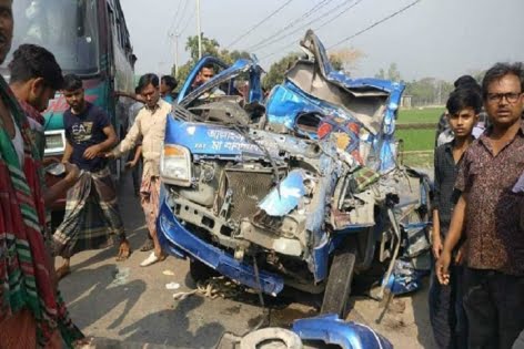 দাঁড়িয়ে থাকা ট্রাকে পিকআপের ধাক্কা, নিহত ২