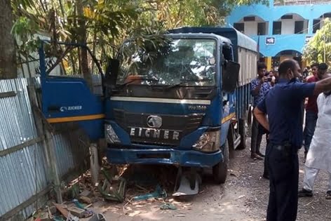 স্কুল প্রাঙ্গণে পিকআপ চাপায় প্রাণ গেলো শিক্ষিকা-ছাত্রী