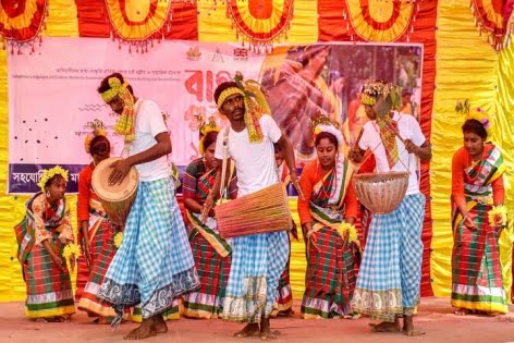 ‘বাহা’ উৎসবে দিয়ে সাঁওতালদের বসন্তবরণ