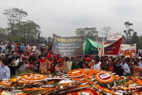 স্মৃতিসৌধে সর্বস্তরের মানুষের শ্রদ্ধা