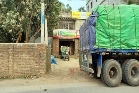 বাণিজ্যিক ভবন স্থাপনা বিহীন দেখিয়ে কম দামে দলিল তৈরির অভিযোগ