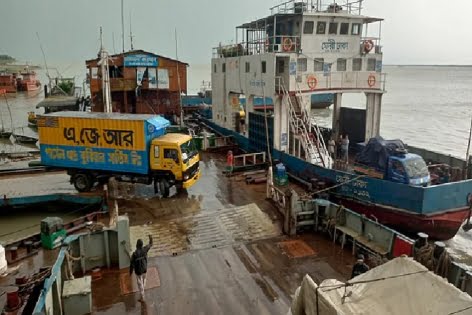 আড়াই ঘণ্টা বন্ধের পর দৌলতদিয়া-পাটুরিয়ায় ফেরি চলাচল শুরু