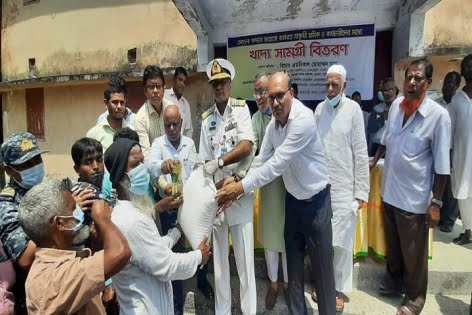 ঈদের আগেই মোংলা বন্দর শ্রমিকরা পেলো বিশেষ খাদ্য সামগ্রী