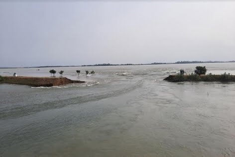 বাঁধ ভেঙে হুঁ হুঁ করে ঢুকছে পানি হাওরে