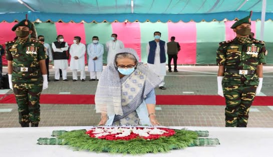 টুঙ্গিপাড়ায় প্রধানমন্ত্রী, বঙ্গবন্ধুর সমাধিতে পুষ্পস্তবক অর্পণ