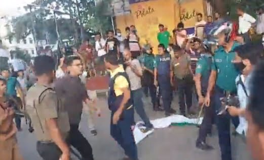 চাকরিতে বয়সসীমা ৩৫ এর দাবিতে শাহবাগে অবরোধ, পুলিশের লাঠিপেটা