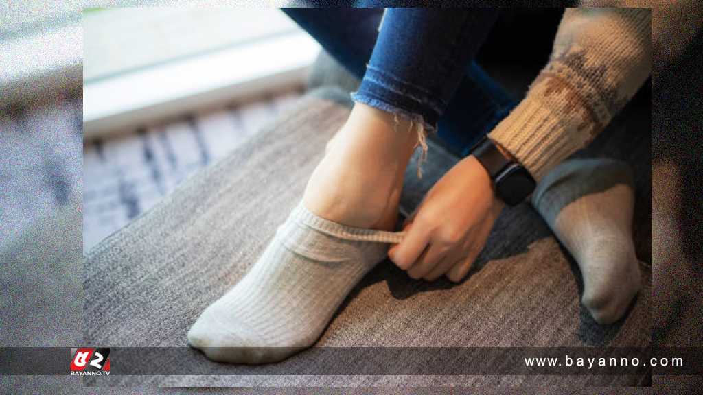 মোজার দুর্গন্ধ? দূর করবেন যে উপায়ে… মোজা