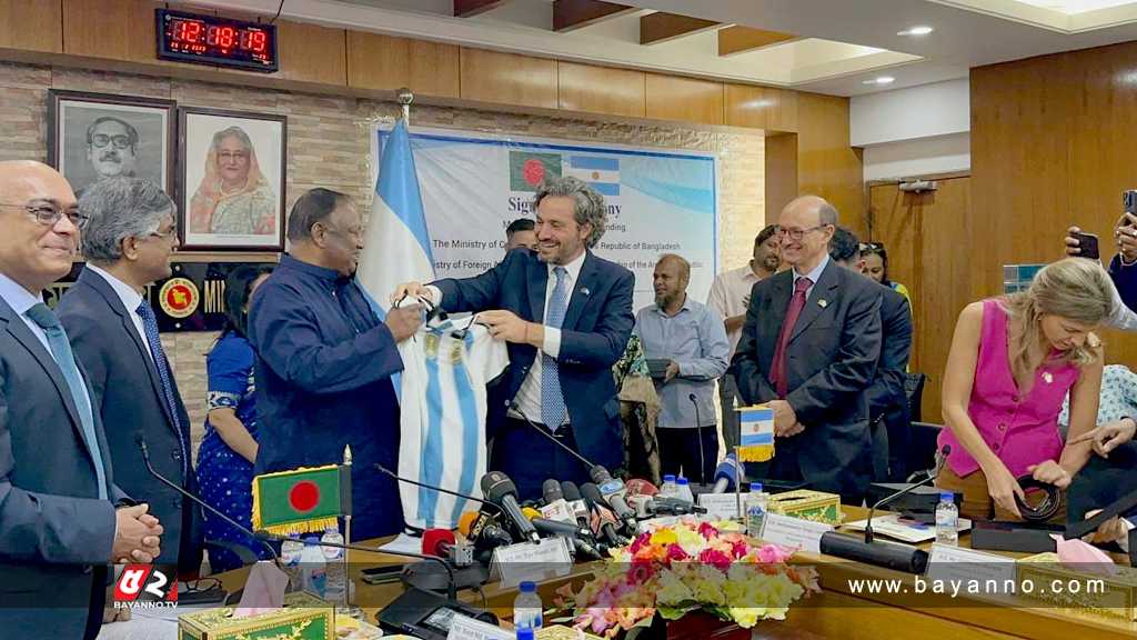 বাণিজ্যমন্ত্রীর জন্য আর্জেন্টিনার মন্ত্রীর উপহার বাণিজ্যমন্ত্রীকে উপহার
