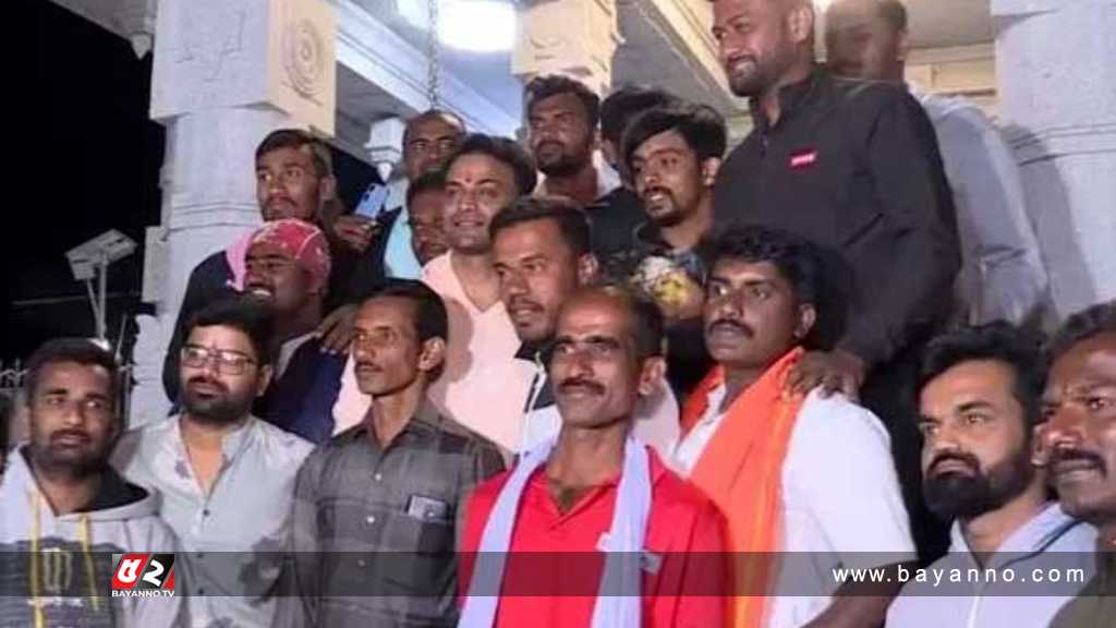 বিয়ের দাবিতে ১০০ কিমি পদযাত্রা শেষে মন্দিরে প্রার্থনা! বিয়ের জন্য পদযাত্রা
