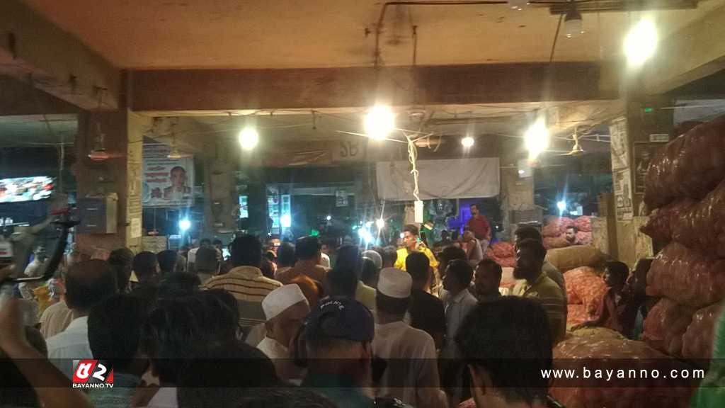 অভিযানে এসে ব্যবসায়ীদের বাধার মুখে ডিএনসিসি