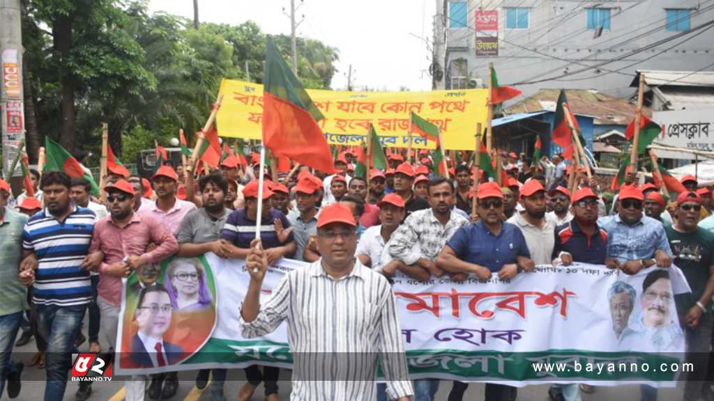 সমাবেশে লাঠি-সোঁটা নিয়ে বিএনপি নেতাকর্মীরা বিএনপি’র সমাবেশ