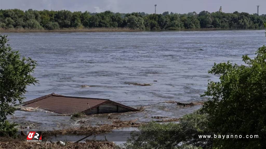 বন্যায় তলিয়ে গেছে খেরসন, বিশুদ্ধ পানির তীব্র সংকট খেরসন