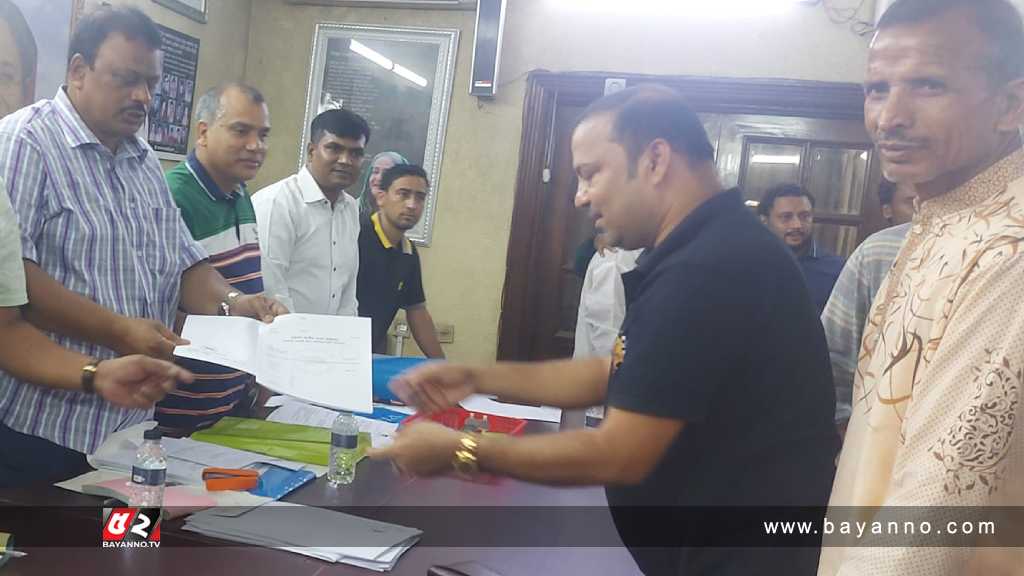 চিত্রনায়ক ফারুকের শূন্য আসনে মনোনয়ন ফরম কিনলেন সিদ্দিক সিদ্দিক, নির্বাচনী ফরম