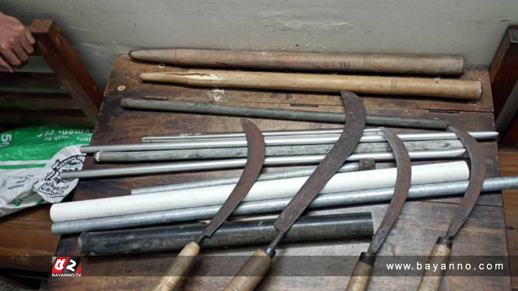 হলের শৌচাগারে দেশীয় অস্ত্র