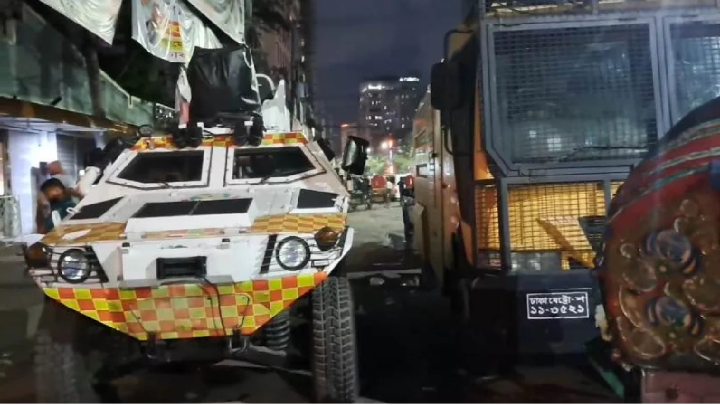 বিএনপির কার্যালয়ের সামনে রায়ট কার, জলকামান