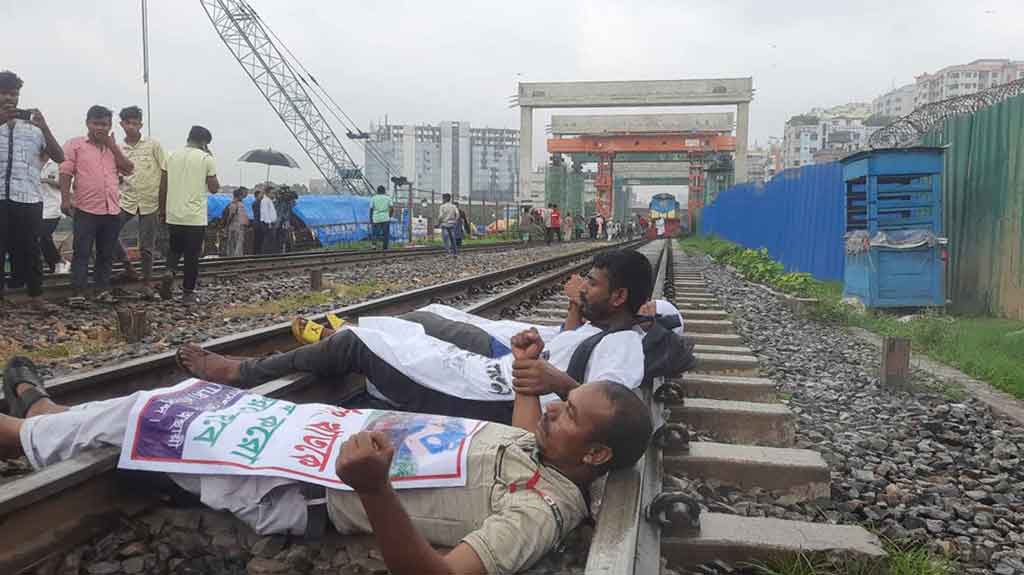 রেললাইন অবরোধ করে শ্রমিকদের আন্দোলন, রেল-যোগাযোগ বন্ধ