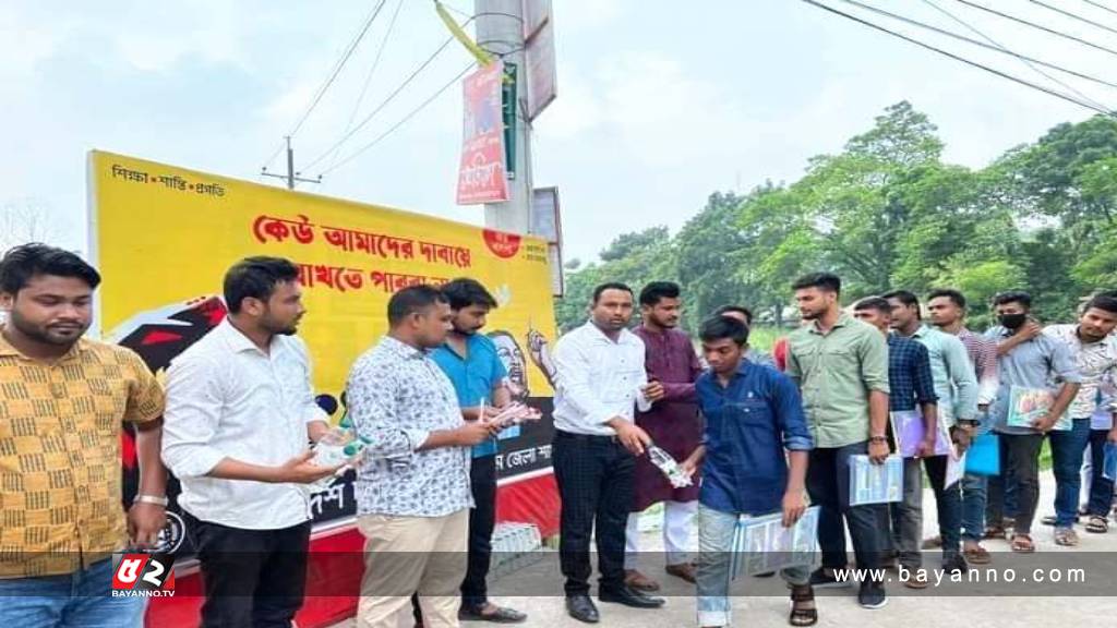 এইচএসসি পরীক্ষার্থীদের উপহার দিলেন কলম এবং পানি
