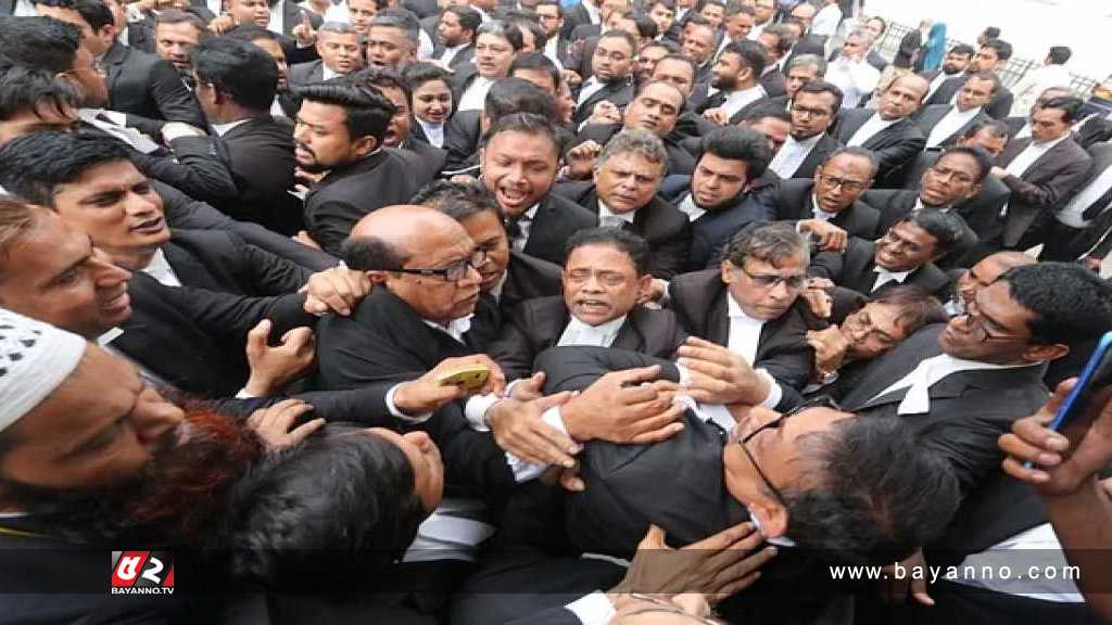 আদালত প্রাঙ্গণে বিএনপি-আওয়ামীপন্থি আইনজীবীদের ধস্তাধস্তি আইনজীবীদের ধস্তাধস্তি