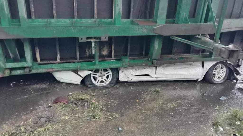 প্রাইভেটকারের ওপর উল্টে পড়েছে কন্টেইনার, বেঁচে গেলেন যাত্রীরা