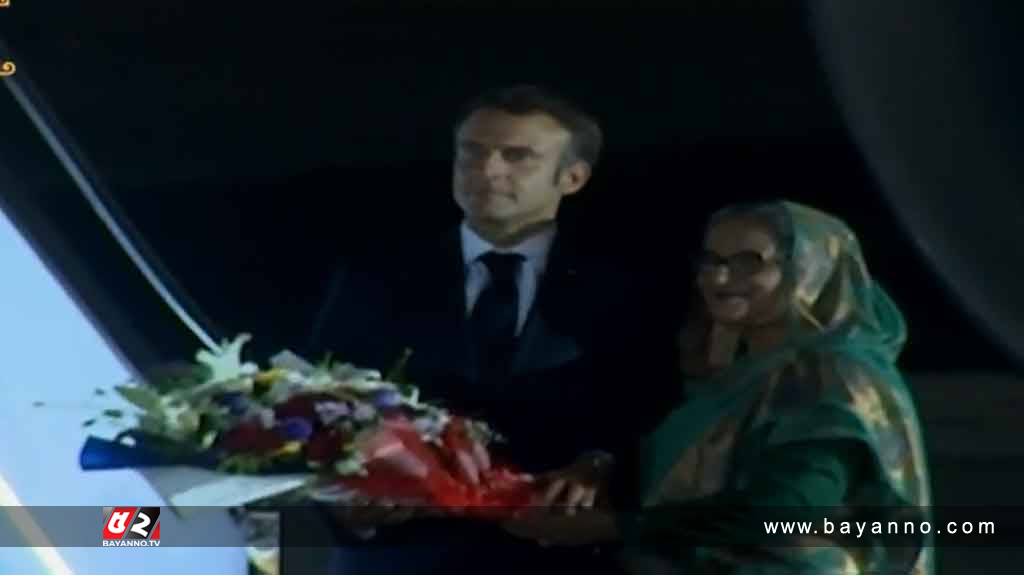 বিমানবন্দরে ম্যাক্রোঁকে স্বাগত জানালেন প্রধানমন্ত্রী