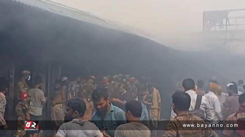 কৃষি মার্কেটে আগুন: যোগ দিয়েছে নৌ-বিমানবাহিনী আগুন